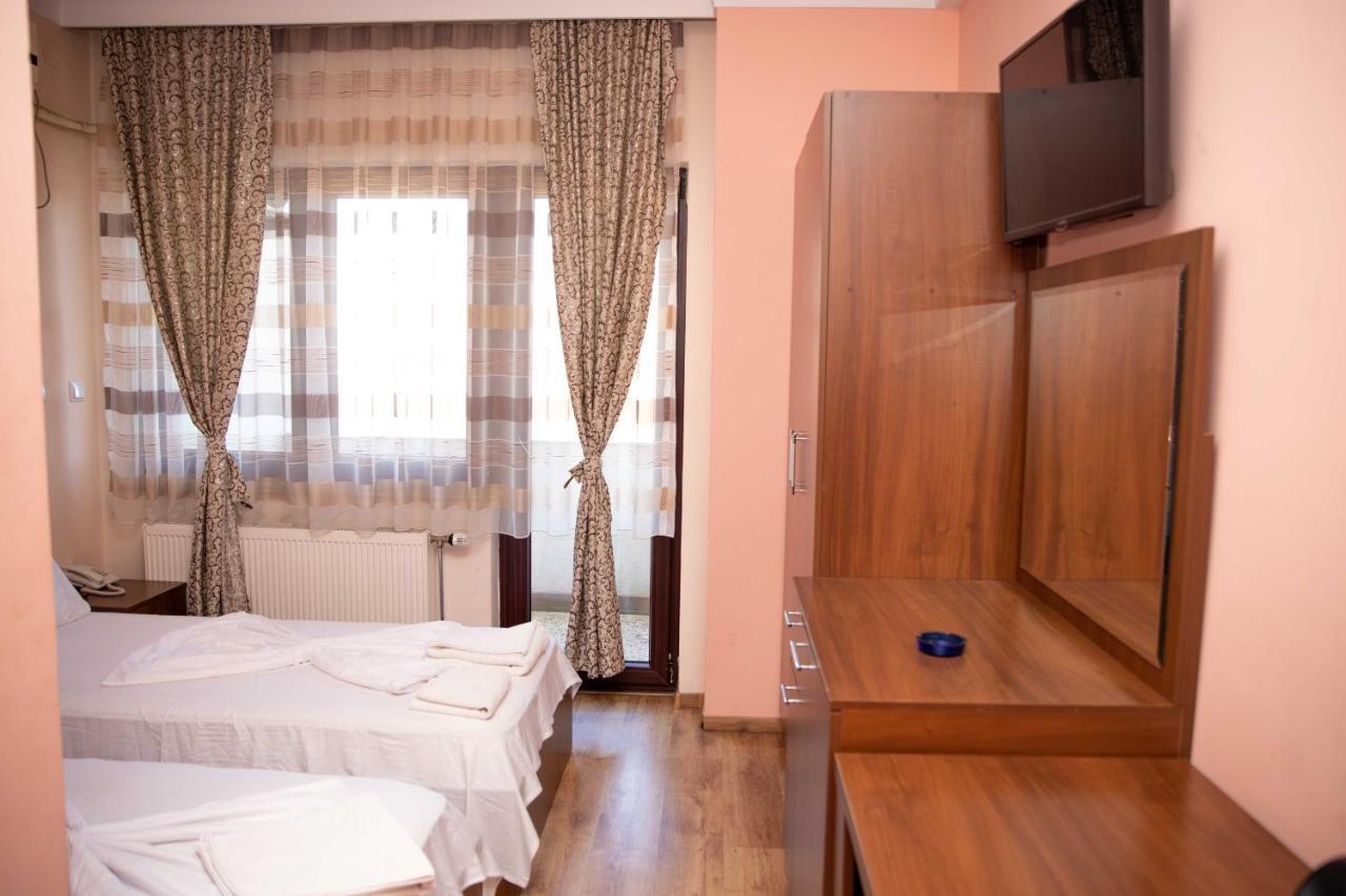 Hotel Leo Peje Buitenkant foto